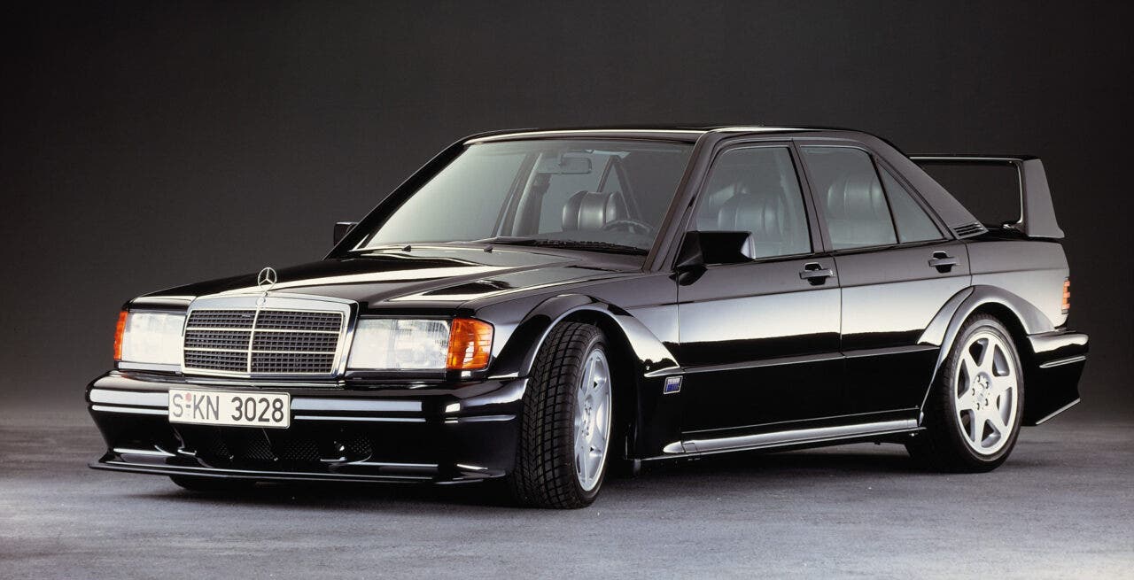 Mercedes-Benz 190E nera elaborata con grande alettone posteriore