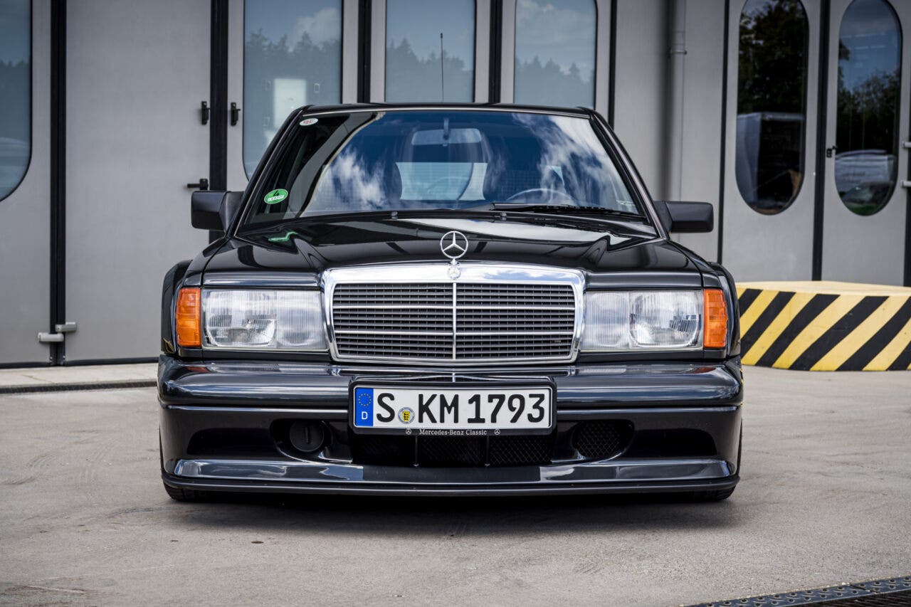 Mercedes-Benz nera d'epoca vista frontalmente
