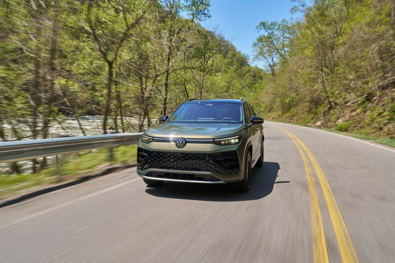 SUV Volkswagen su strada alberata con effetto movimento