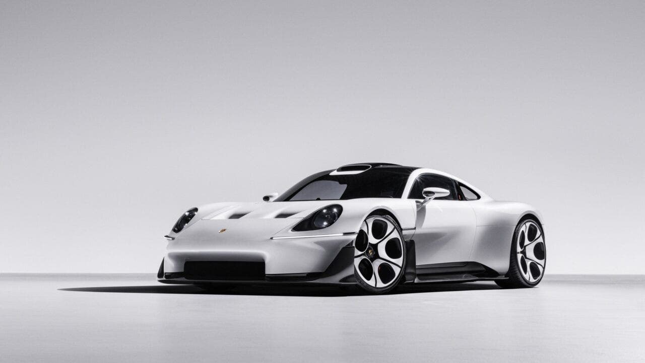 Hypercar Porsche argentata in studio, vista frontale laterale