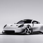 Hypercar Porsche argentata in studio, vista frontale laterale