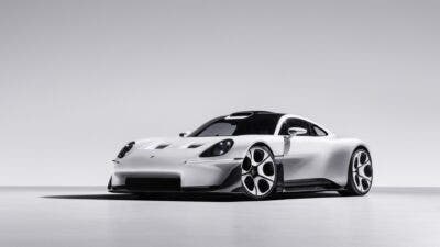 Hypercar Porsche argentata in studio, vista frontale laterale