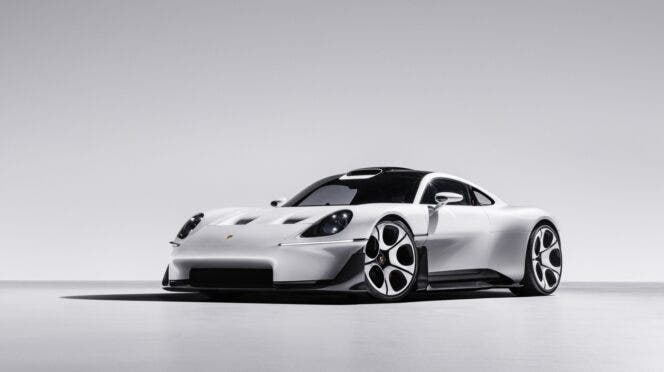 Hypercar Porsche argentata in studio, vista frontale laterale