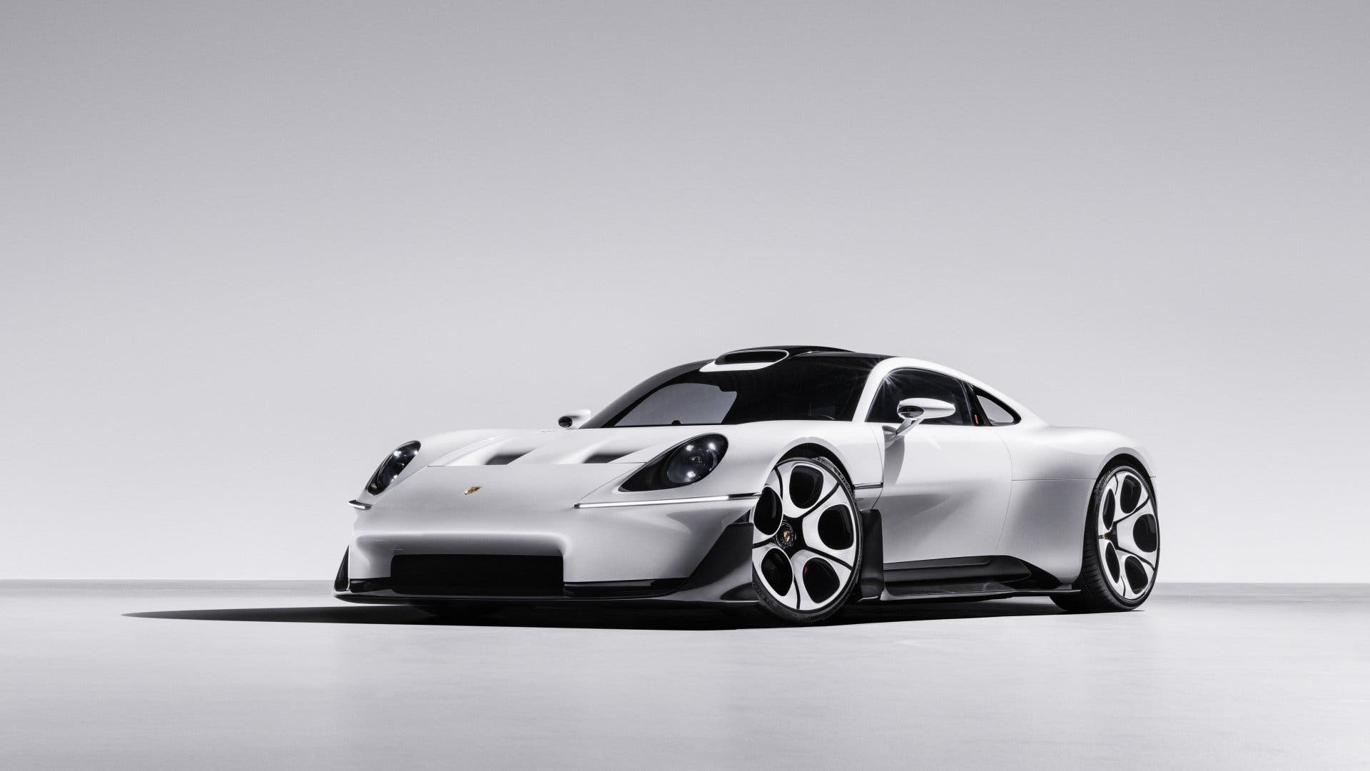 Hypercar Porsche argentata in studio, vista frontale laterale