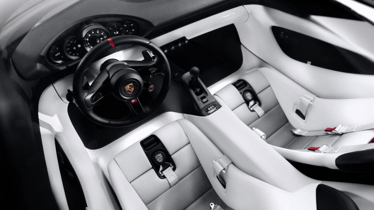 Interni bianchi della Porsche Mission S con volante sportivo