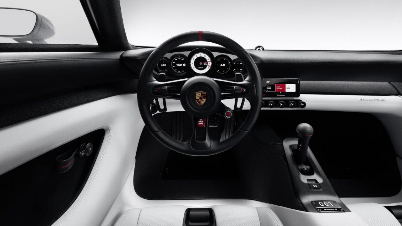 Interni Porsche Mission S con volante e cruscotto digitale