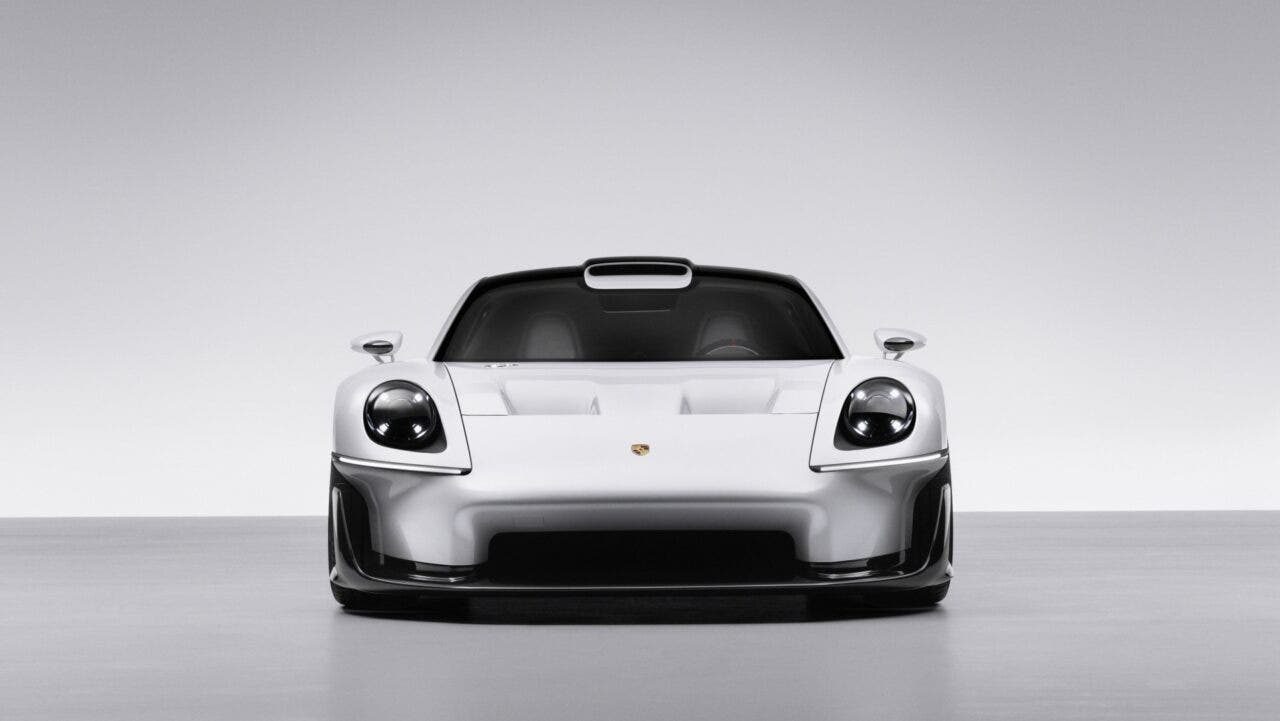 Porsche sportiva bianca vista frontalmente in studio