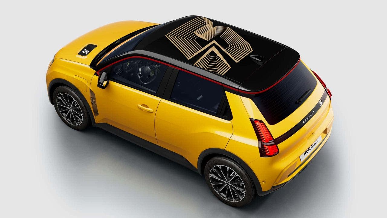 Renault 5 gialla con tetto nero decorato