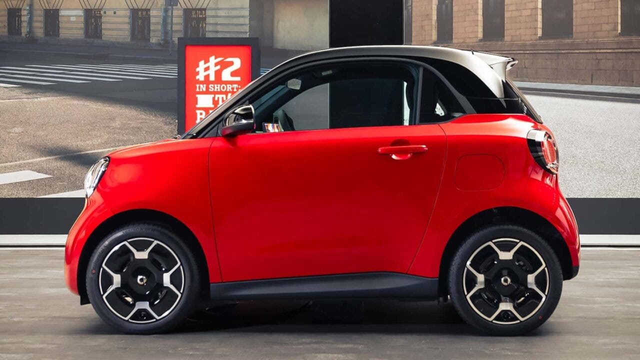 Smart #2 rossa con tetto nero vista di lato