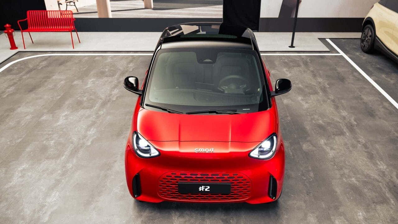 Smart rossa vista dall’alto in showroom