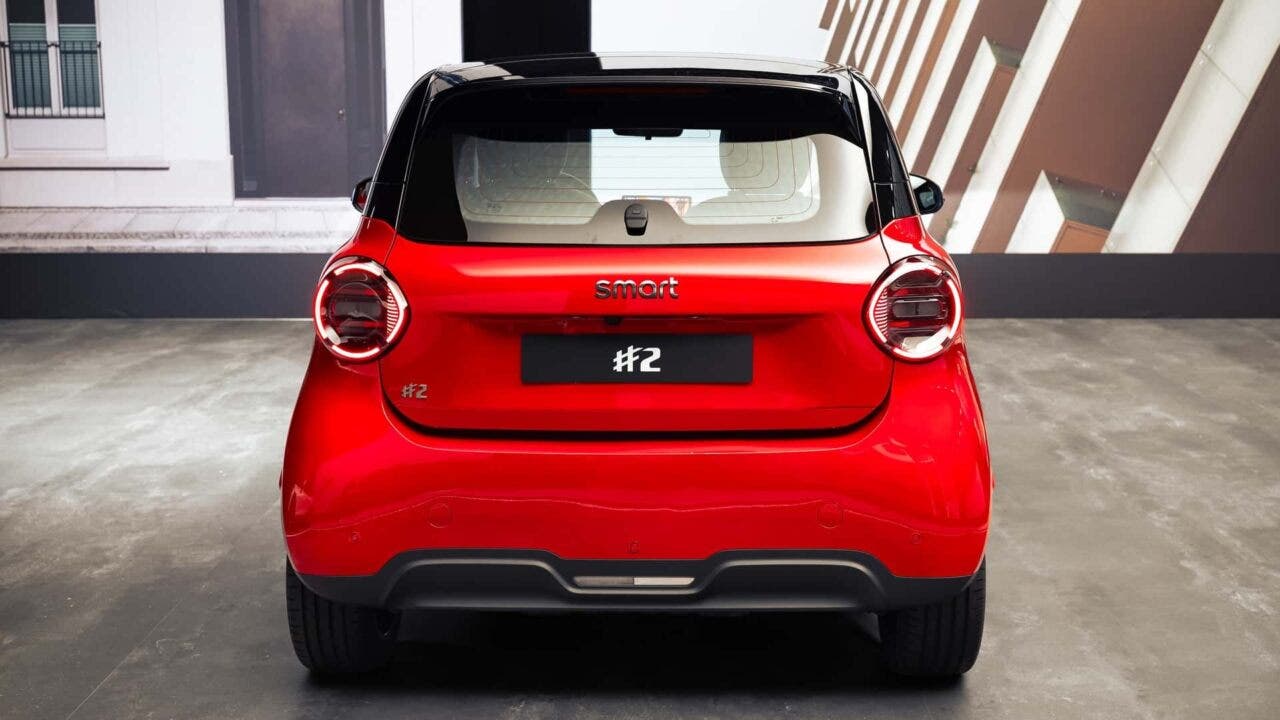 Posteriore della Smart #2 rossa in showroom