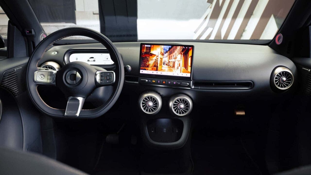 Abitacolo moderno Smart con display centrale e bocchette circolari
