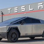 Tesla Cybertruck parcheggiato davanti a un edificio Tesla