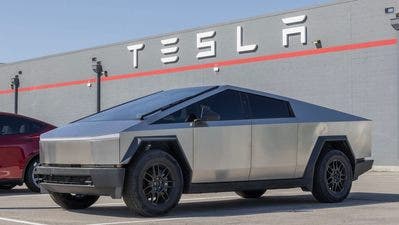 Tesla Cybertruck parcheggiato davanti a un edificio Tesla
