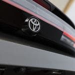 Logo Toyota su portellone posteriore di un'auto