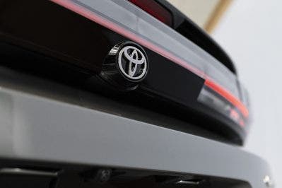 Logo Toyota su portellone posteriore di un'auto