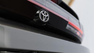 Logo Toyota su portellone posteriore di un'auto