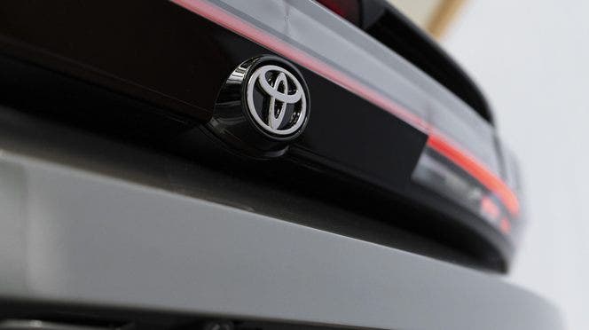 Logo Toyota su portellone posteriore di un'auto