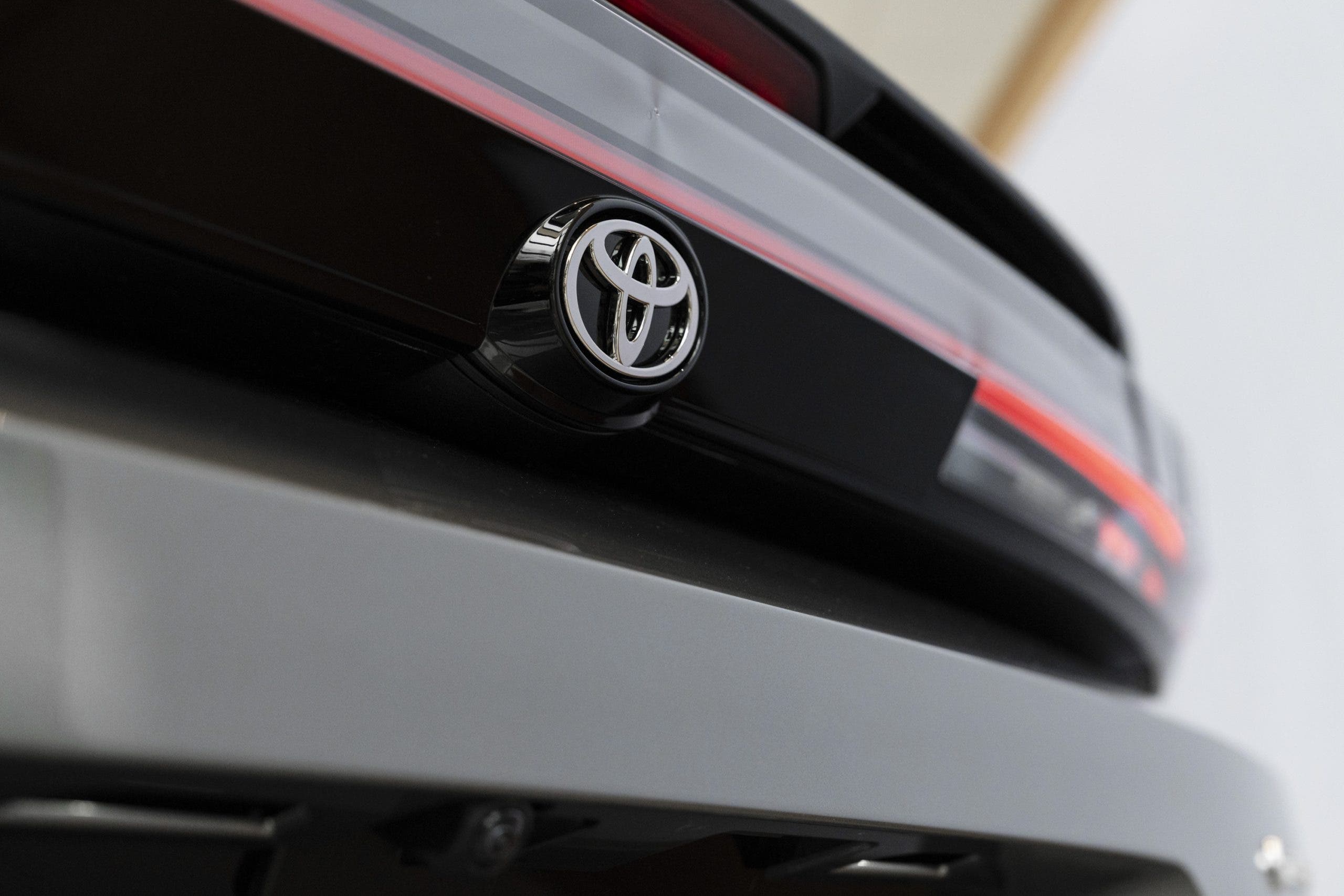 Logo Toyota su portellone posteriore di un'auto