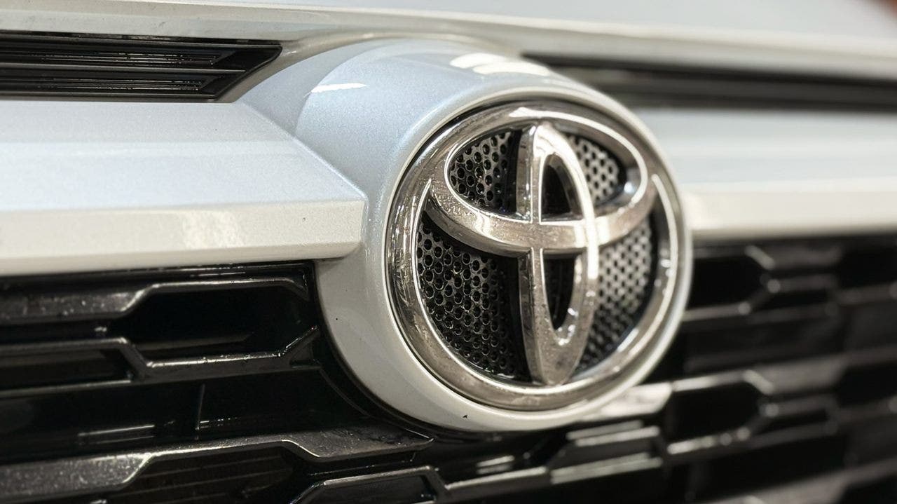 Primo piano del logo Toyota sulla griglia anteriore