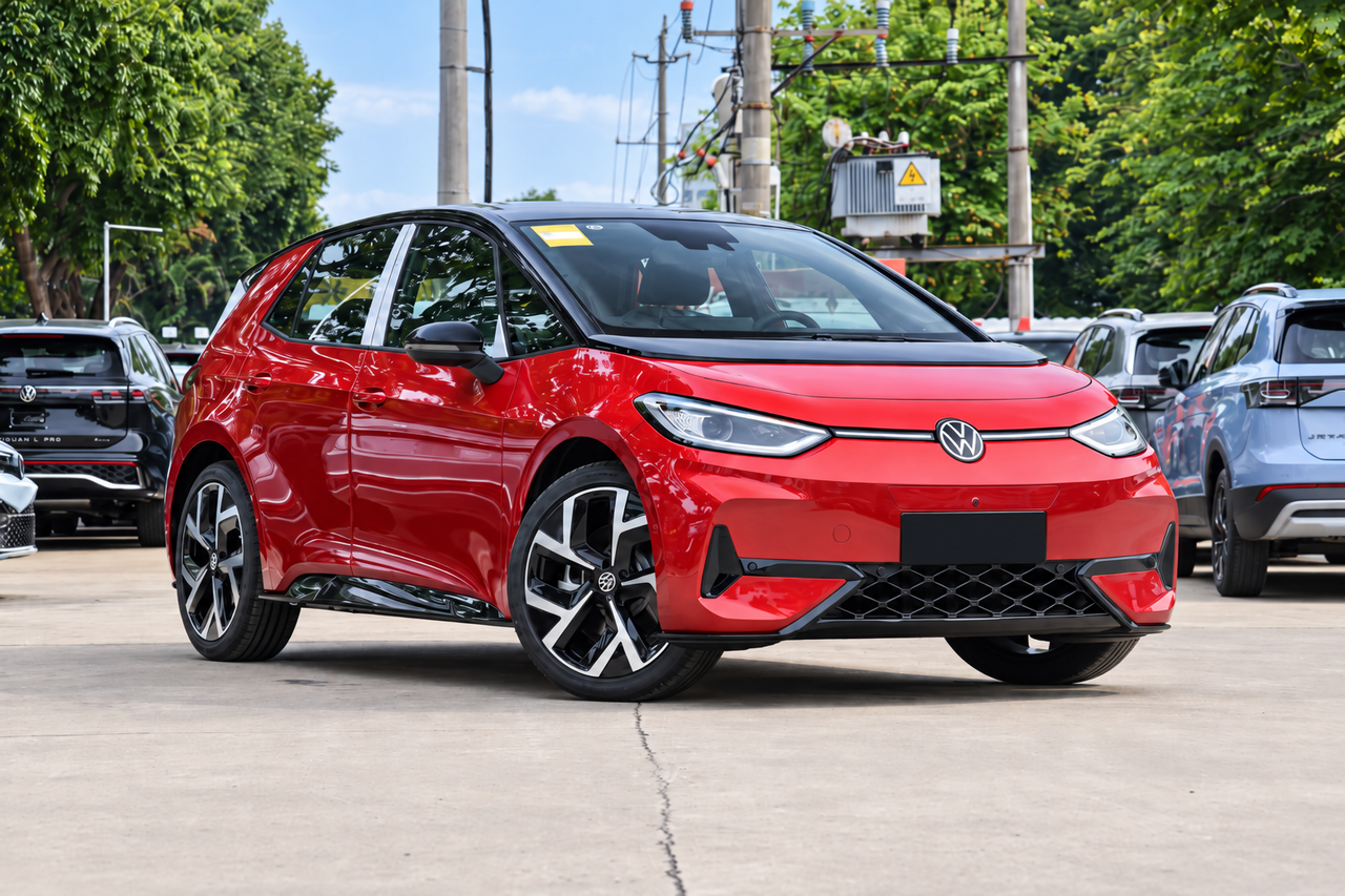 Volkswagen ID.3 rossa parcheggiata in concessionaria