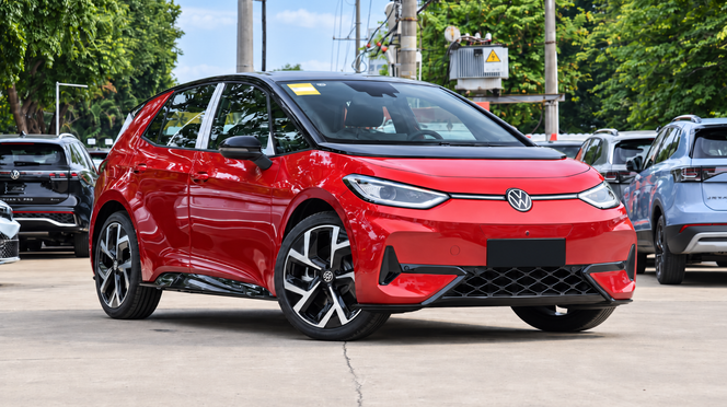 Volkswagen ID.3 rossa parcheggiata in concessionaria