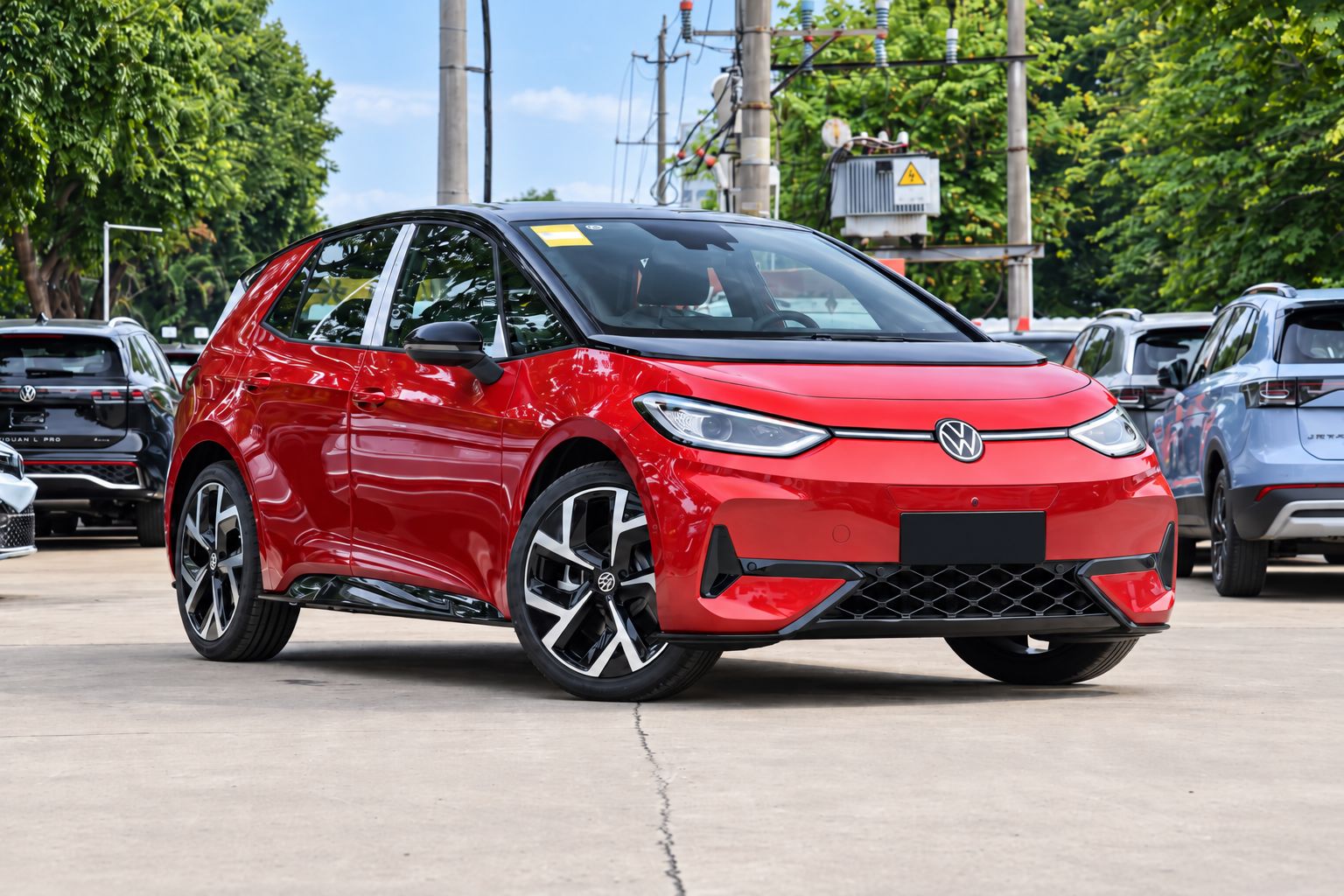 Volkswagen ID.3 rossa parcheggiata in concessionaria