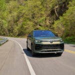 SUV Volkswagen in corsa su strada alberata