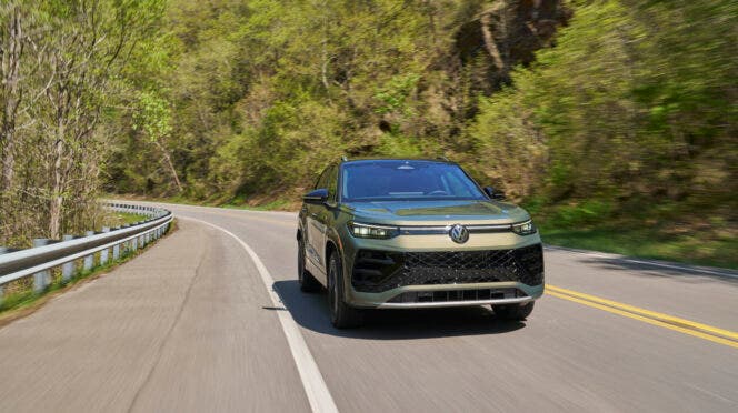 SUV Volkswagen in corsa su strada alberata