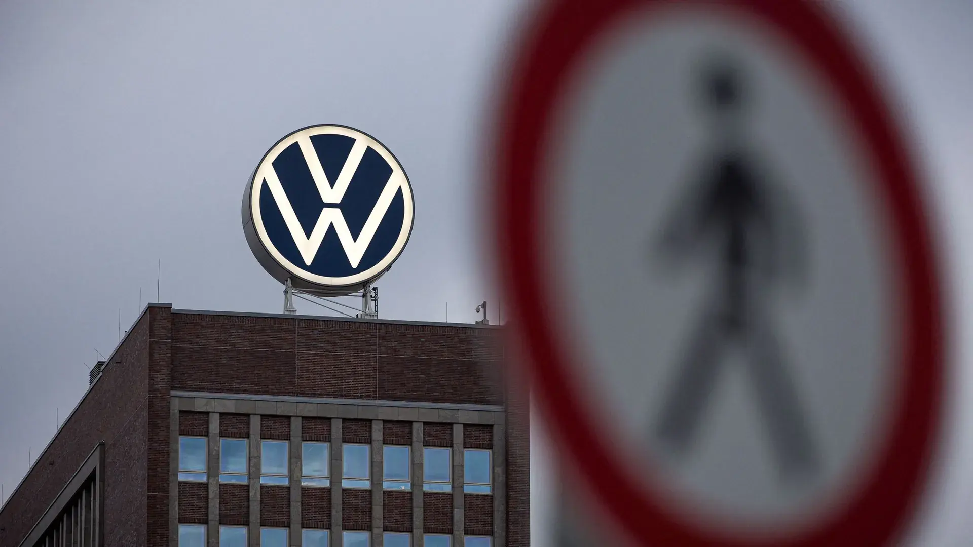 Logo Volkswagen su edificio, simbolo VW sfocato in primo piano