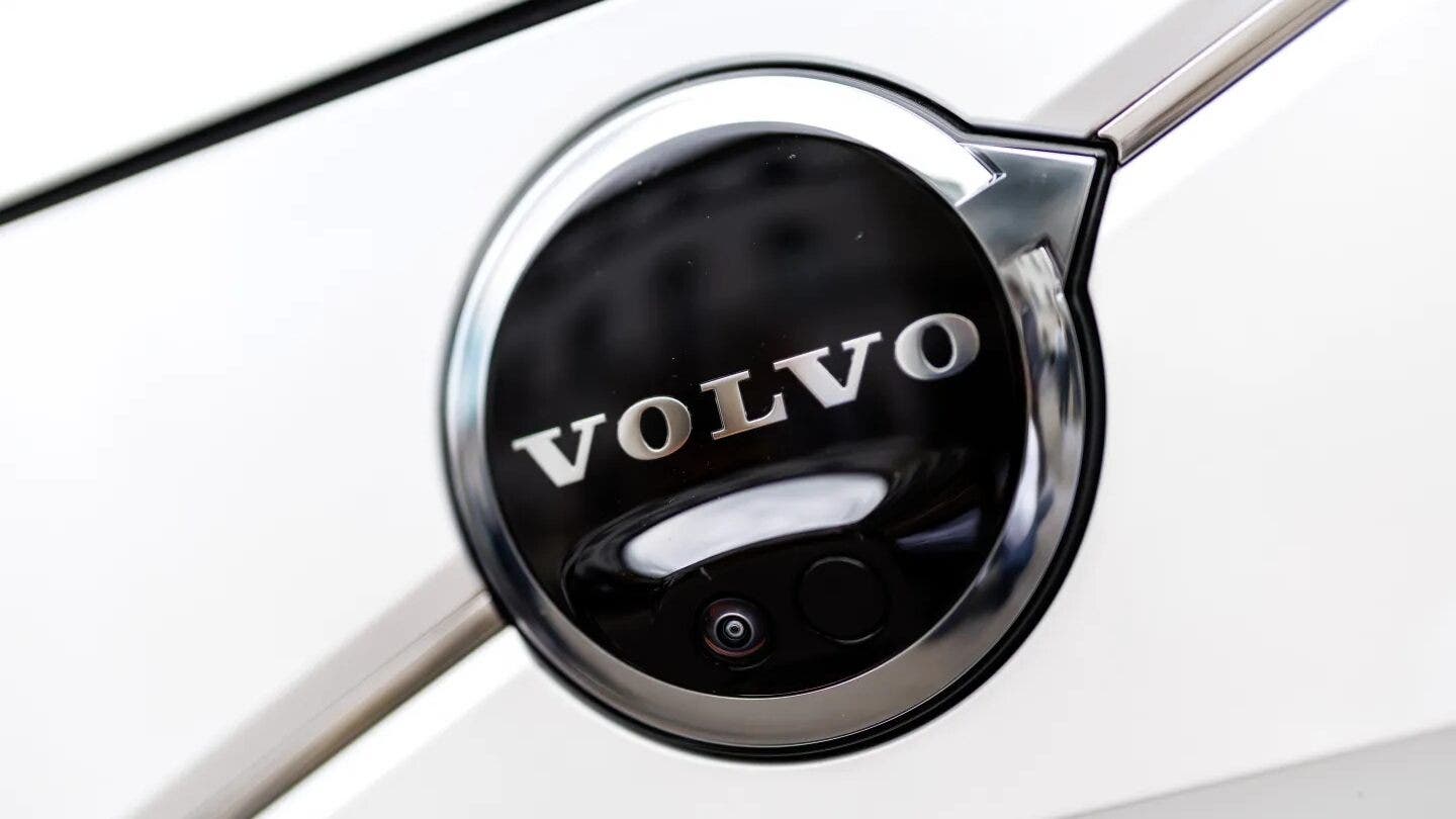 Volvo affonda in Borsa dopo una maxi perdita: in arrivo altri 2.500 tagli