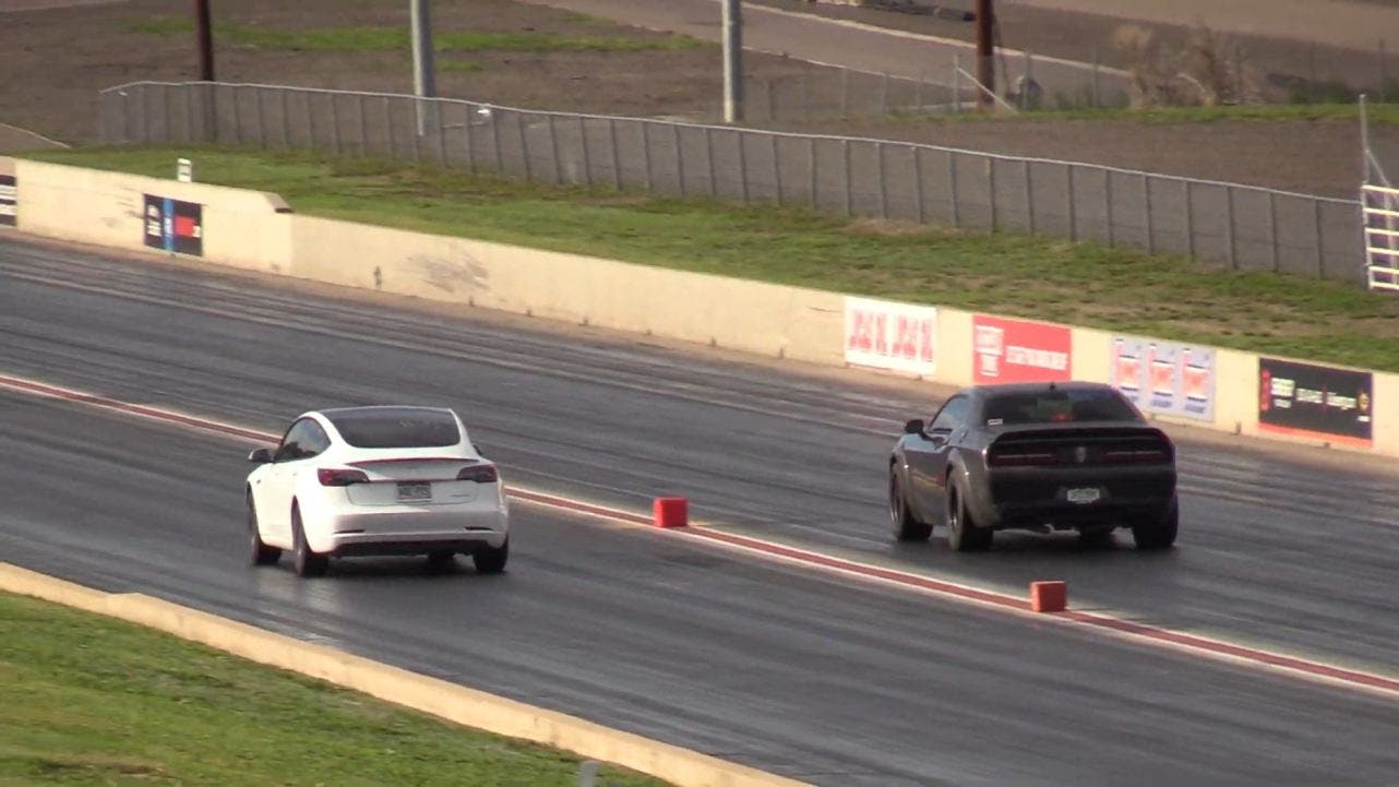 Dodge Challenger Hellcat vs Tesla Model 3 drag race