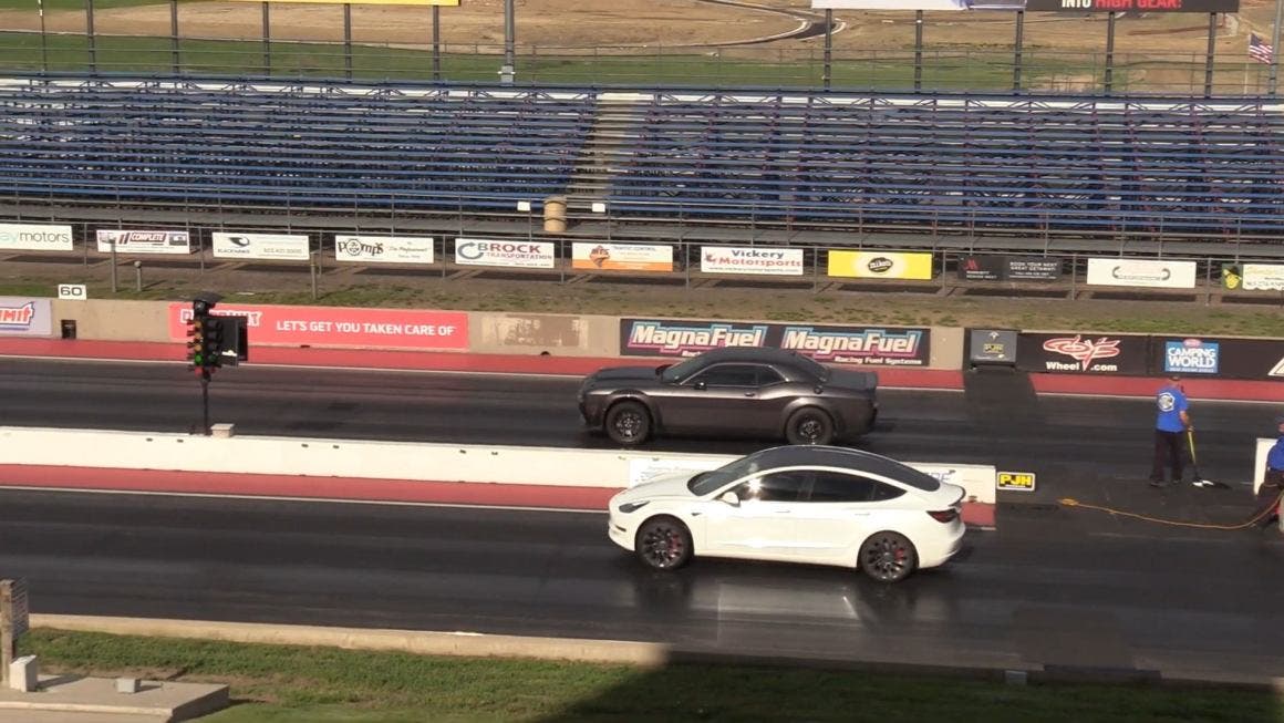 Dodge Challenger Hellcat vs Tesla Model 3 drag race