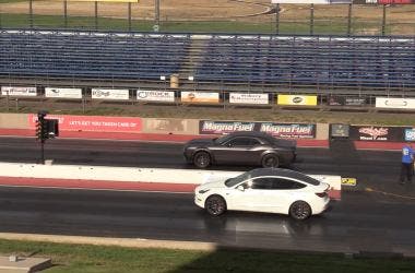 Dodge Challenger Hellcat vs Tesla Model 3 drag race