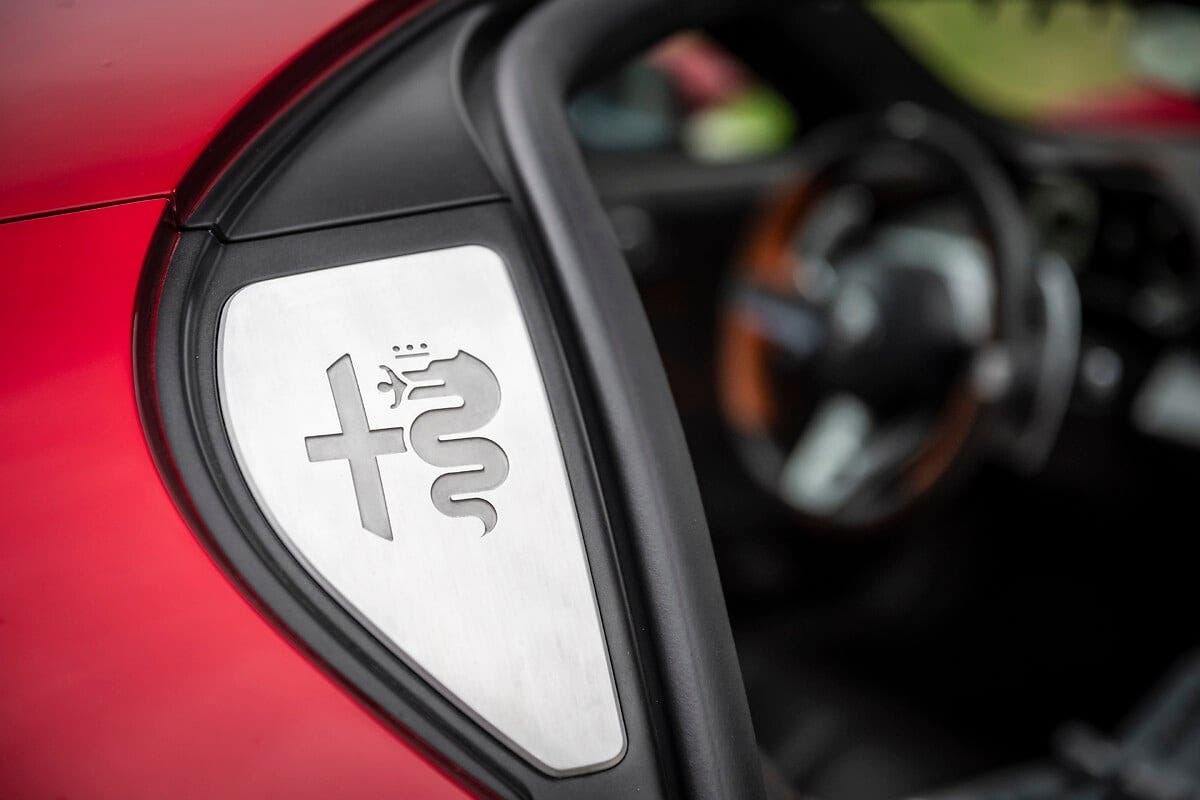 Alfa Romeo logo 33 Stradale