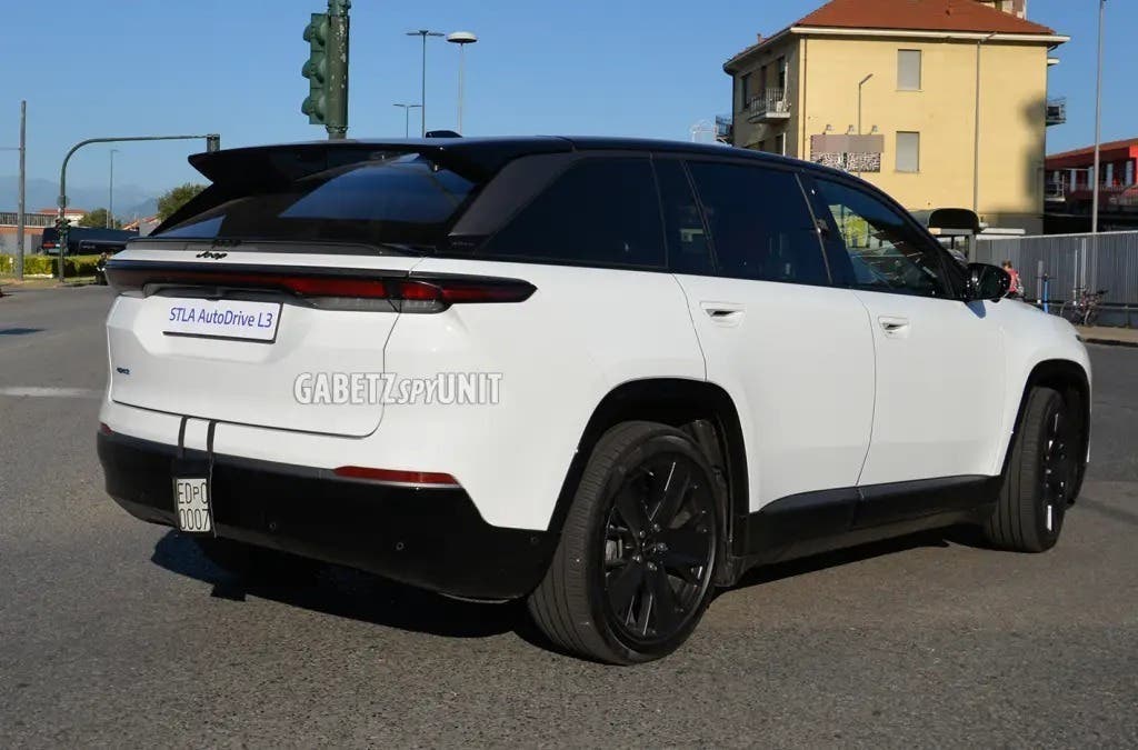 Jeep Wagoneer 4xe spy photo