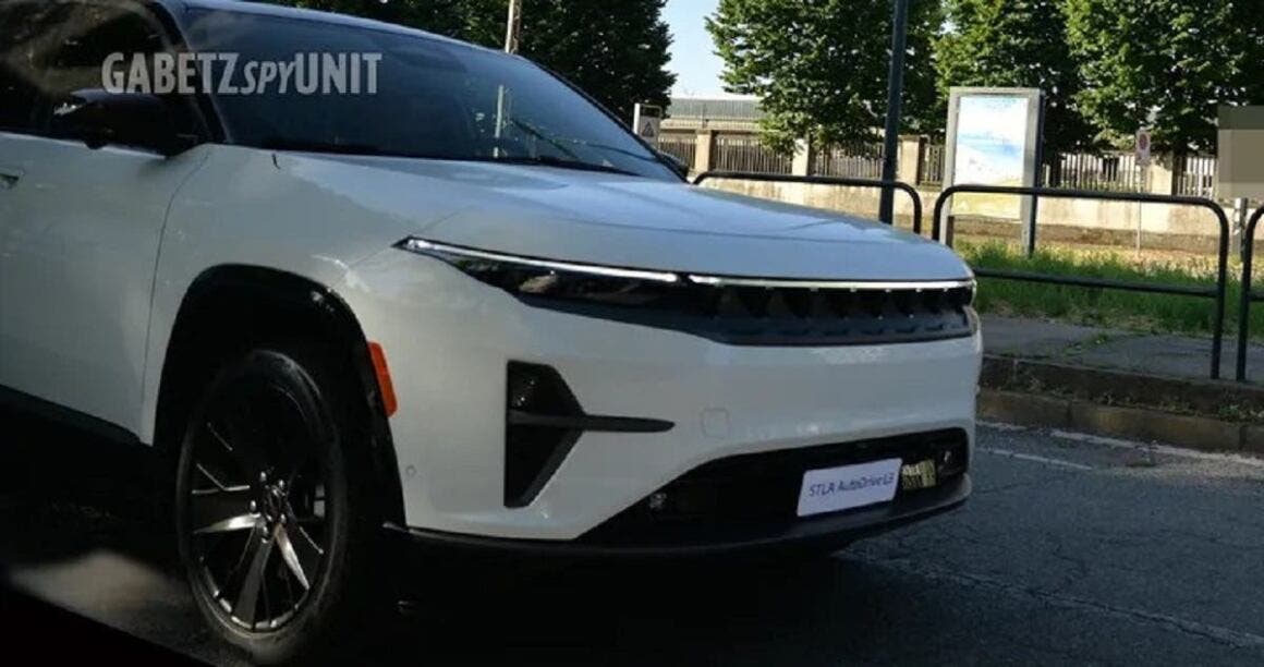 Jeep Wagoneer 4xe spy photo