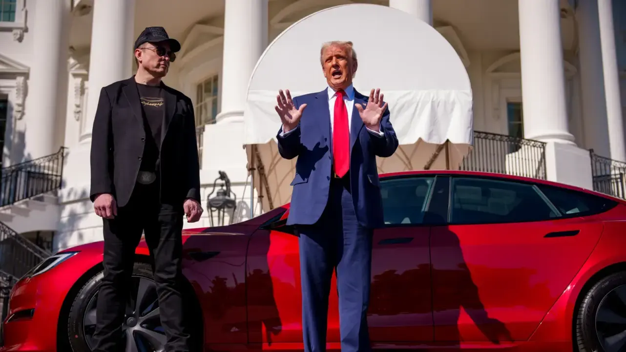 elon musk con trump e la tesla in regalo