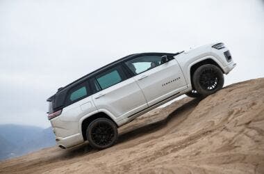 Jeep_Commander_Blackhawk_My26