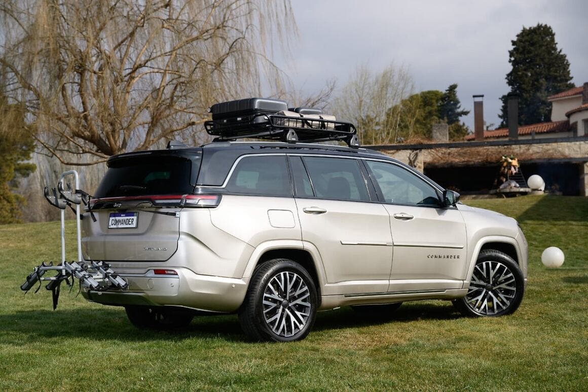 new JEEP Commander comes with over 40 original Jeep accessories
