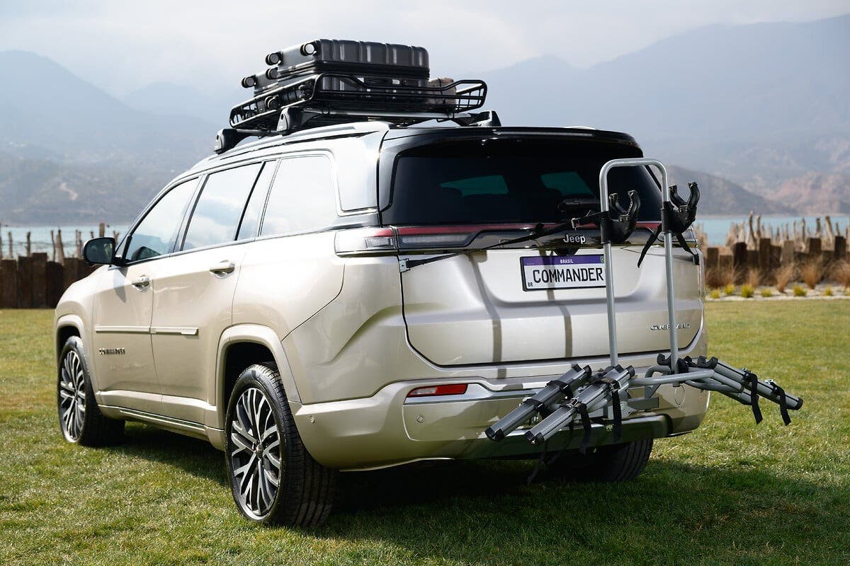 new JEEP Commander comes with over 40 original Jeep accessories