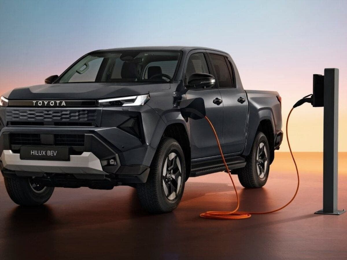 【ヒロボー】『TOYOTA HILUX 44B』(未走行車) New Toyota Hilux debuts with electric version and new tech