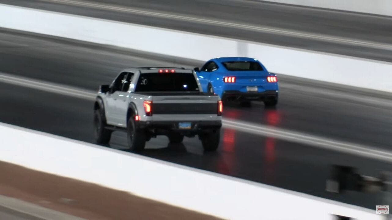 Ford F-150 Raptor Drag Race Mustang GT