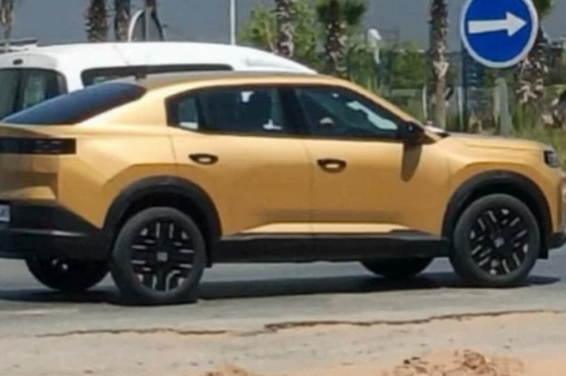 New Fiat Fastback spy