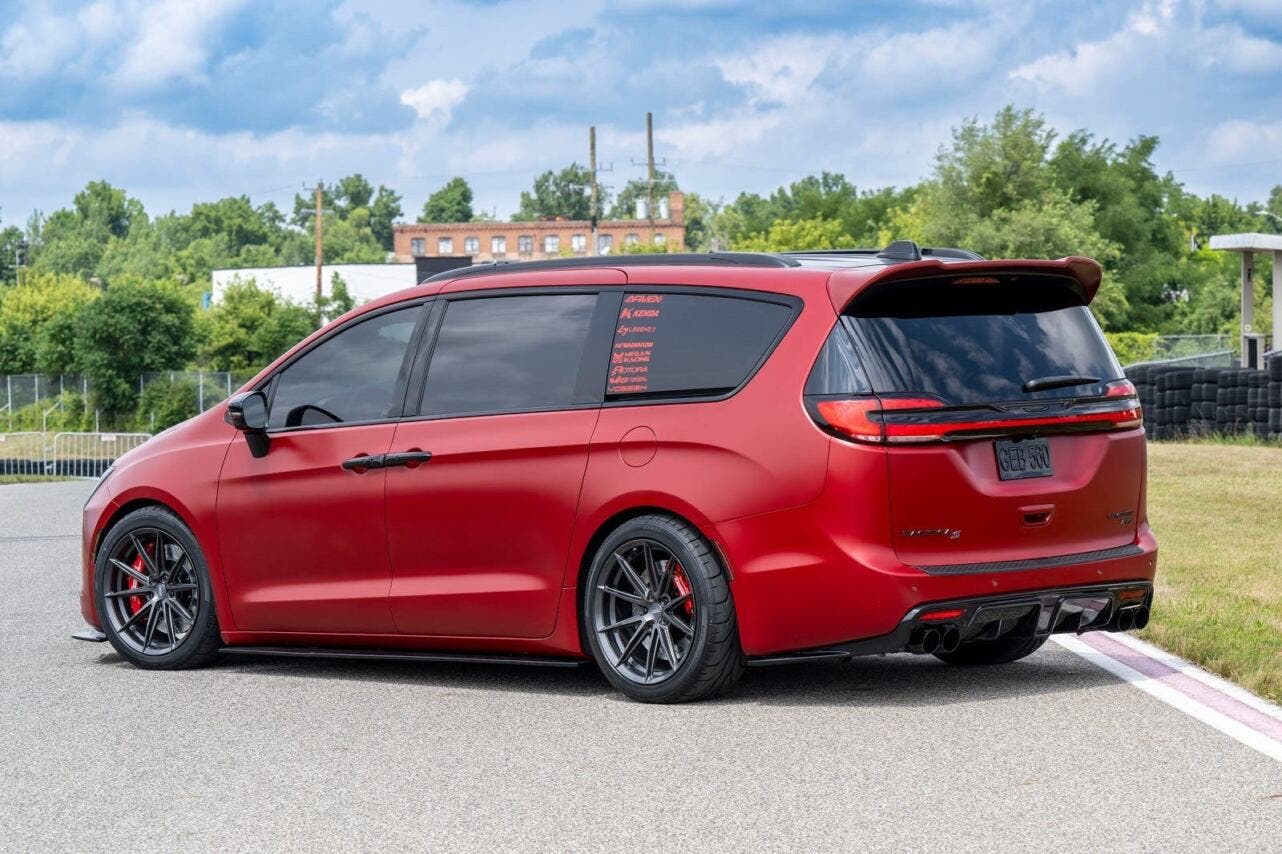 Chrysler Pacifica Limited S VANkulture Concept
