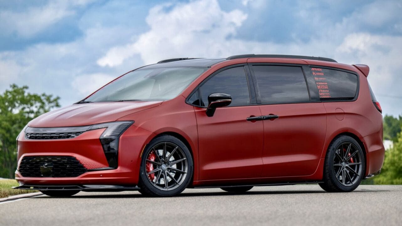Chrysler Pacifica Limited S VANkulture Concept