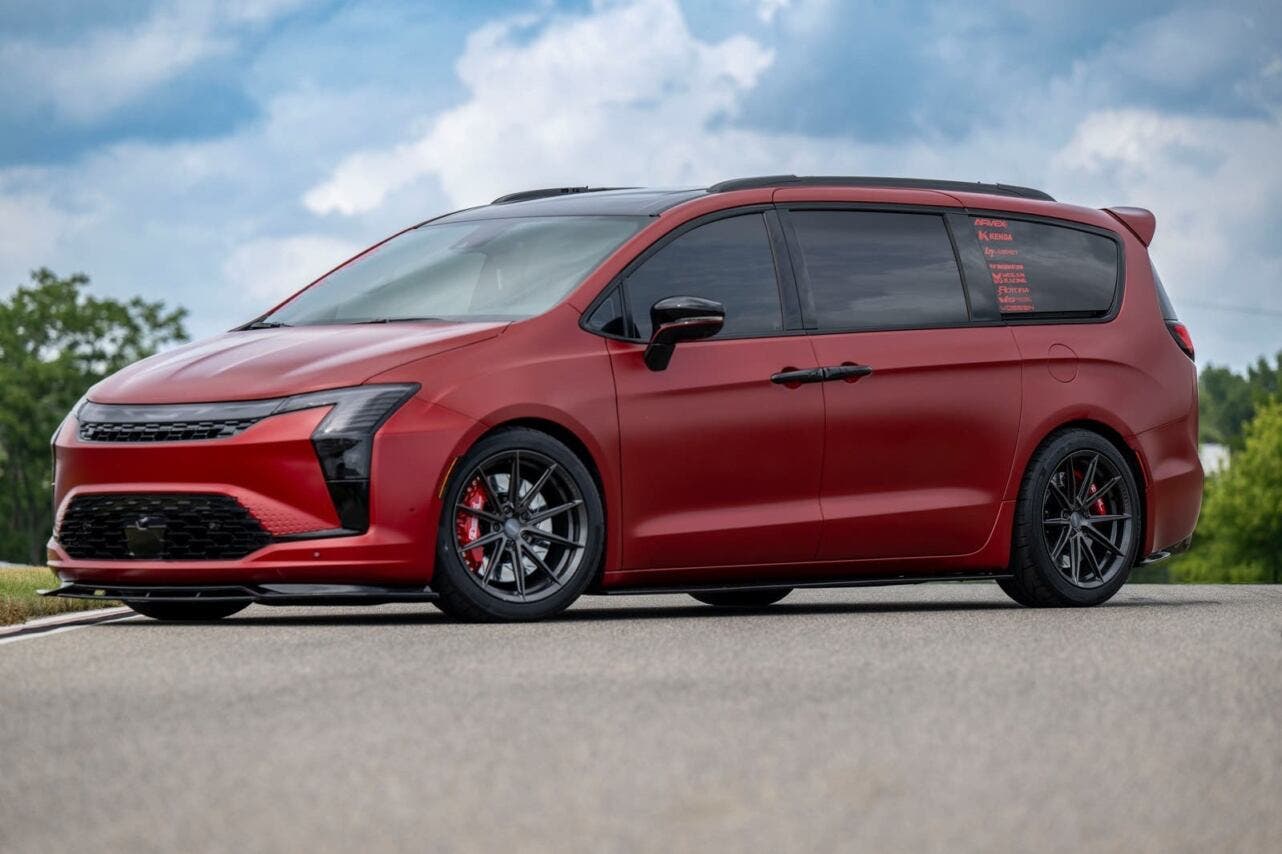 Chrysler Pacifica Limited S VANkulture Concept