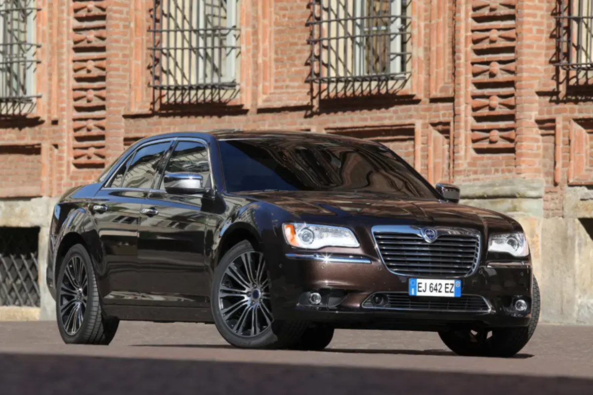 2011 lancia thema