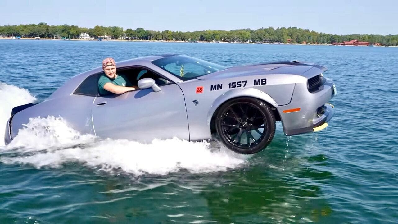 Dodge Challenger SRT Hellcat boat