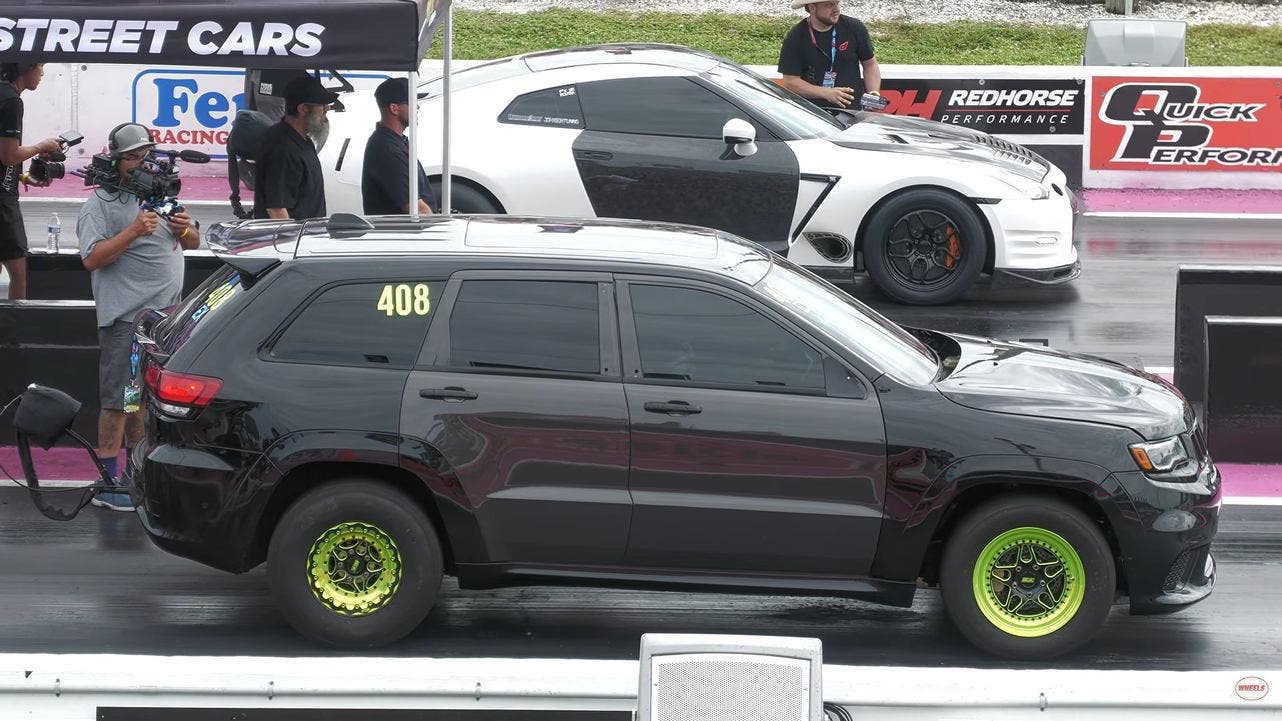 Jeep Grand Cherokee SRT Trackhawk vs R35 Nissan GT-R